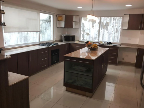 DEPARTAMENTO TRIPLEX QUITO TENIS